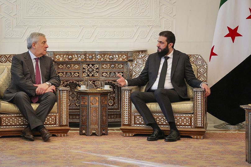 Le dirigeant de facto de la Syrie, Ahmad al-Charaa, rencontre le ministre italien des Affaires étrangères, Antonio Tajani, à Damas, le 10 janvier 2025.