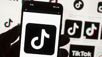 El logotipo de TikTok se muestra en un teléfono móvil delante de una pantalla de ordenador en Boston, 14 de octubre de 2022.