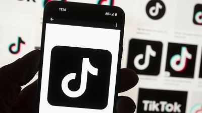 Логотип TikTok на мобильном телефоне