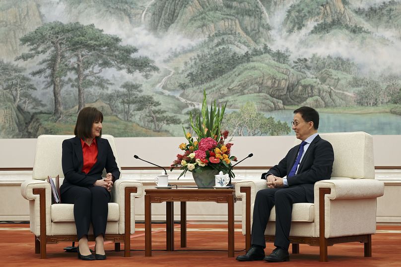 A chanceler do Tesouro britânico, Rachel Reeves, e o vice-presidente chinês, Han Zheng, participam numa reunião no Grande Salão do Povo, em Pequim, a 11 de janeiro de 2025