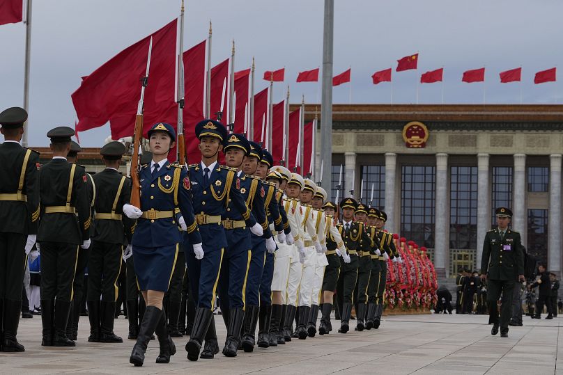 Membros de uma guarda de honra ensaiam antes de uma cerimónia para assinalar o Dia dos Mártires na Praça Tiananmen, em Pequim, 30 de setembro de 2024