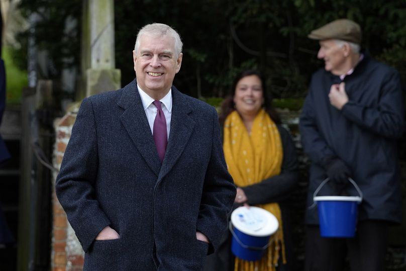 O Príncipe Andrew sai depois de assistir à cerimónia de Natal na Igreja de Santa Maria Madalena, em Sandringham, Norfolk, a 25 de dezembro de 2022