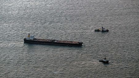 La petroliera "Eventin" al largo dell'isola di Rügen, in Germania, venerdì 10 gennaio 2025. (Stefan Sauer/dpa via AP)