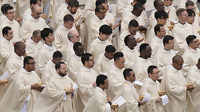 Arquivo - Sacerdotes de pé durante a missa de Páscoa na Praça de São Pedro celebrada pelo Papa Francisco, no Vaticano, domingo, 31 de março de 2024. (AP Photo/Alessandra Tarantino)
