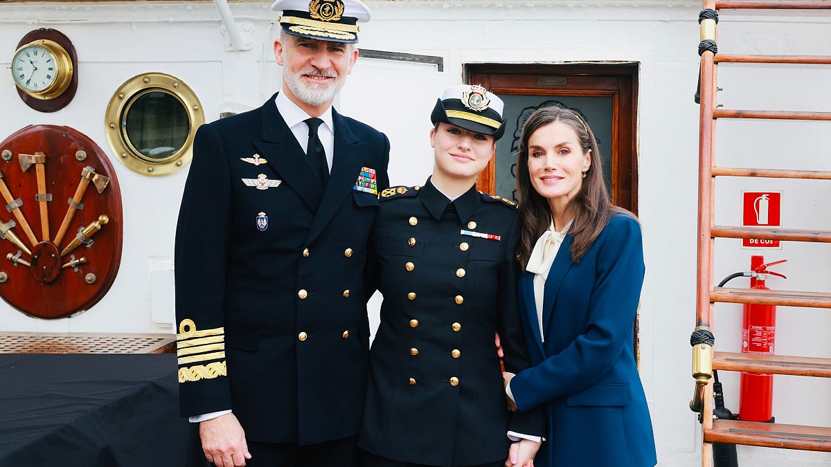 IMÁGENES: La princesa Leonor parte a bordo del buque Elcano tras despedirse  de los Reyes | Euronews