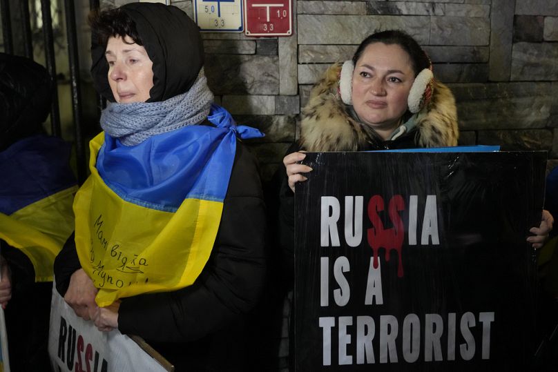Des personnes avec des drapeaux de l'Ukraine protestent au 1000e jour de l'agression russe contre l'Ukraine devant l'ambassade de Russie à Varsovie, 19.11.2024