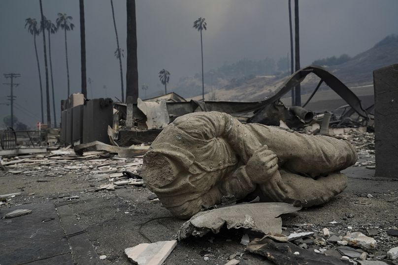 Ledőlt szobor Pacific Palisades városrészben - Los Angeles, 2025. január 9.