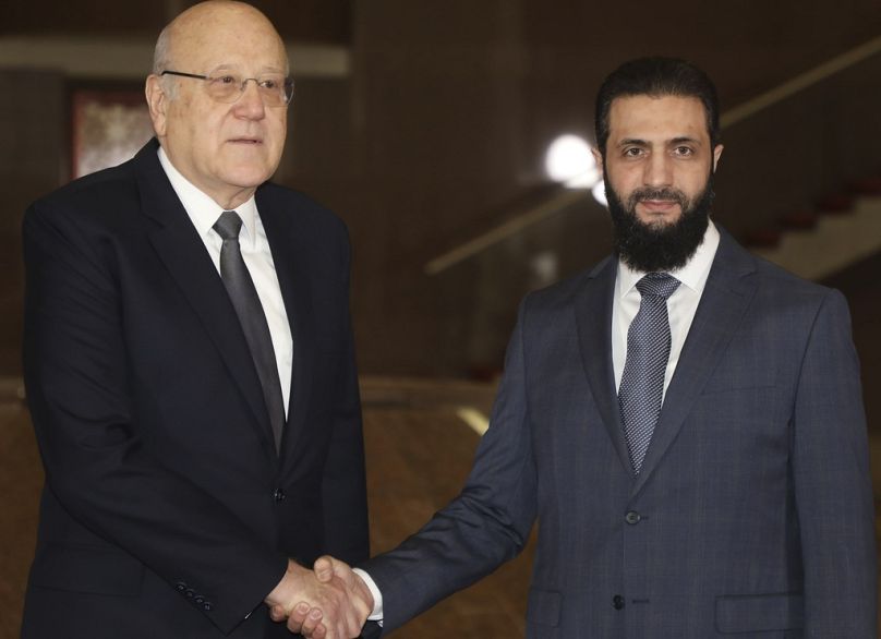 زعيم هيئة تحرير الشام أحمد الشرع، يلتقي رئيس حكومة تصريف الأعمال اللبنانية نجيب ميقاتي في دمشق، سوريا، السبت، 11 يناير 2025.