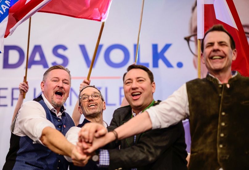 Herbert Kickl, az FPÖ vezetője (balról a második), párttársaival a tavalyi, linzi majálison, mögöttük a Volk, a nép felirat