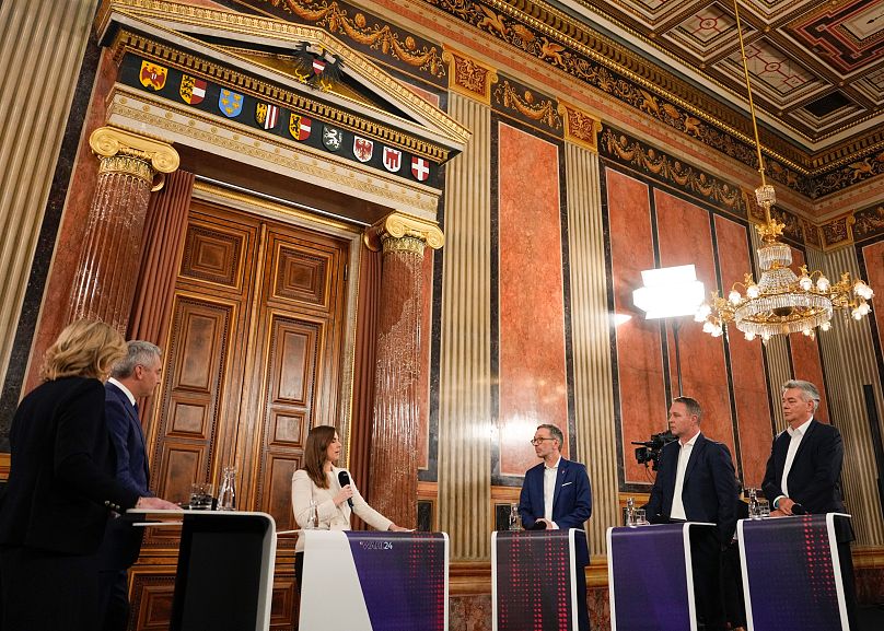 A pártvezetők televíziós vitája az osztrák parlamentben: balról a második Karl Nehammer, vele szemben Herbert Kickl, 2024. szeptember 29-én