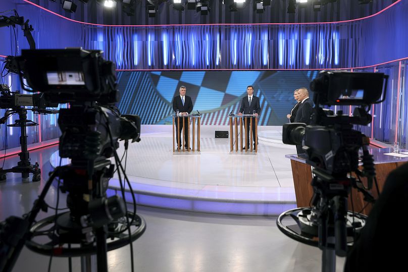 Dragan Primorac, en el centro, y el Presidente Zoran Milanovic participan en un debate televisivo previo a la segunda vuelta de las elecciones presidenciales en Zagreb.