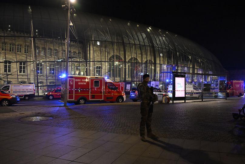 Un agente di polizia sulla scena di uno scontro tra tram a Strasburgo, 11 gennaio 2025