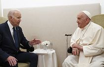 FILE - Il presidente Joe Biden, a sinistra, incontra Papa Francesco a Savelletri, in Puglia, Italia, 14 giugno 2024. (Kevin Lamarque/Foto dal pool via AP, File)