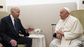 FILE - Il presidente Joe Biden, a sinistra, incontra Papa Francesco a Savelletri, in Puglia, Italia, 14 giugno 2024. (Kevin Lamarque/Foto dal pool via AP, File)