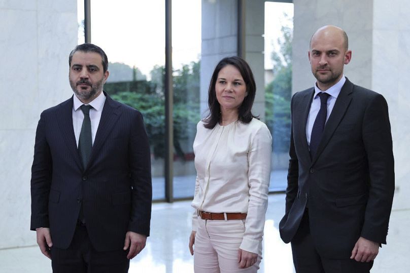 وزير الخارجية السوري أسعد الشيباني، إلى اليسار، يقف مع نظيرته الألمانية أنالينا بايربوك في دمشق، سوريا، الجمعة، 3 يناير/كانون الثاني 2025