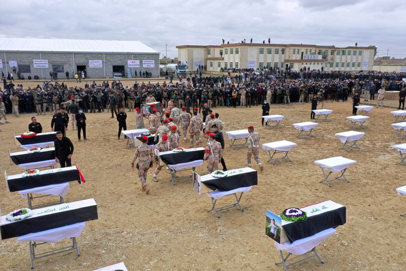 مشيعون يستعدون لدفن رفات الضحايا الإيزيديين في مقبرة في سنجار، العراق، السبت 6 فبراير 2021. 