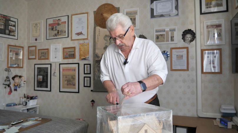 Szűcs Pál elmondta, nem azért csinálja, hogy köszönetet mondjanak neki, vagy megrendeljenek tőle, a hagyományőrzés és saját szórakozása jóval fontosabb neki
