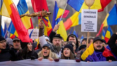 Des manifestants crient des slogans lors d'un rassemblement organisé par l'Alliance de droite pour l'unité des Roumains (AUR), 12 janvier 2025.