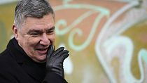 Milanovic se dirige a los medios tras depositar su voto en Zagreb este domingo.