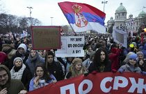 Manifestanti davanti alla Corte costituzionale serba a Belgrado durante una protesta per il crollo di una tettoia a Novi Sad che ha ucciso 15 persone, 12 gennaio 2025