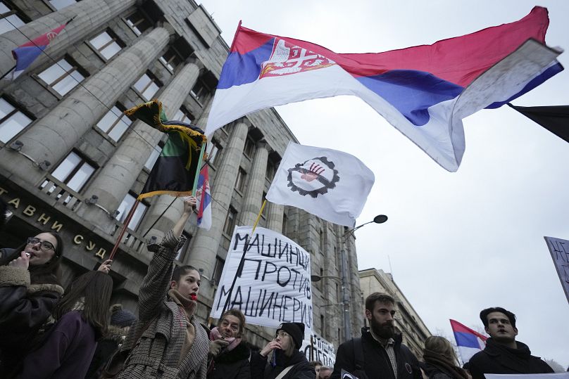Студенты собрались перед зданием Конституционного суда, чтобы снова потребовать справедливости для 15 погибших в Нови-Саде, 12 января 2025 г.