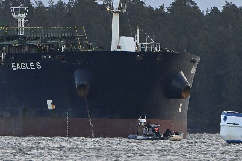 Zarejestrowany na Wyspach Cooka tankowiec Eagle S jest zakotwiczony w pobliżu portu Kilpilahti w Porvoo nad Zatoką Fińską, 30 grudnia 2024 r.