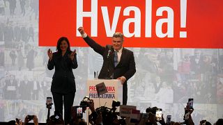 Zoran Milanović saluta i sostenitori a Zagabria mentre i risultati preliminari gli assegnano la vittoria nel ballottaggio per la presidenza, 12 gennaio 2025