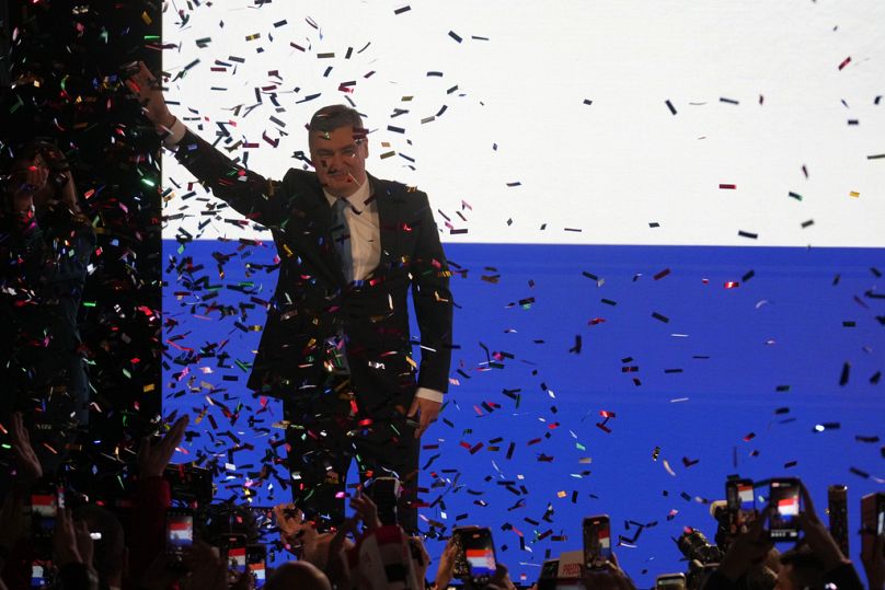 Le président sortant Zoran Milanović salue ses partisans après sa victoire. 
