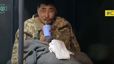 Мужчина, предположительно являющийся северокорейским солдатом, в центре содержания под стражей в Киеве, 11 января 2025 г!