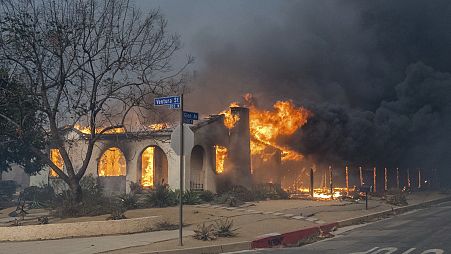 Un edificio in fiamme a Los Angeles, California, Stati Uniti