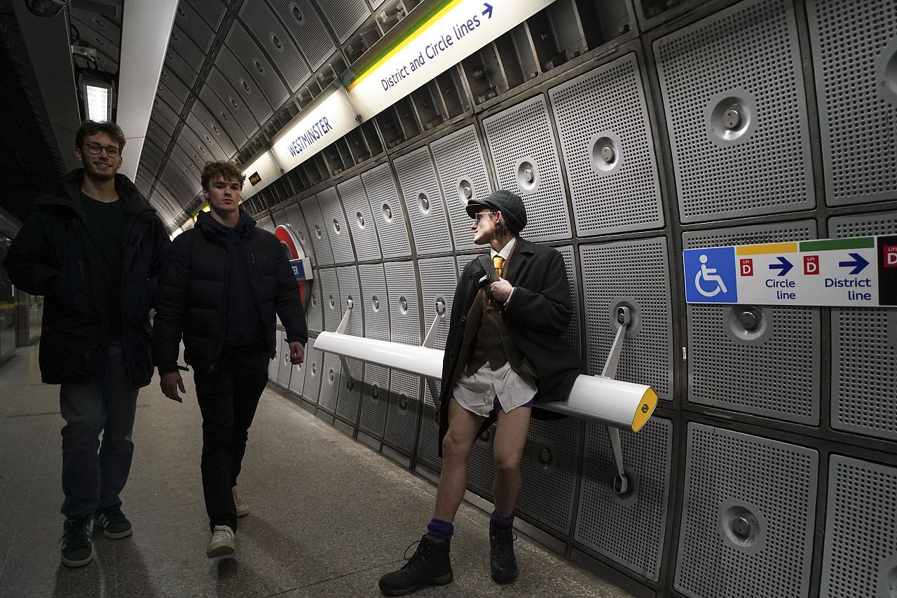 Londra'da her yıl düzenlenen pantolonsuz metro yolculuğu etkinliği sırasında bir adam metro istasyonunun platformunda.