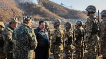 FILE - Sur cette photo fournie par le gouvernement nord-coréen, le dirigeant nord-coréen Kim Jong-un rencontre des soldats lors d'une visite à une base d'entraînement opérationnelle occidentale, 6 mars 2024.