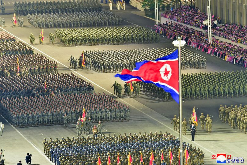 un défilé militaire marquant le 90e anniversaire de l'armée nord-coréenne sur la place Kim Il Sung à Pyongyang, en 2022