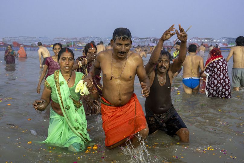 Hindu dindarlar, Ganj, Yamuna ve efsanevi Saraswati nehirlerinin birleştiği noktada yüzdükten sonra