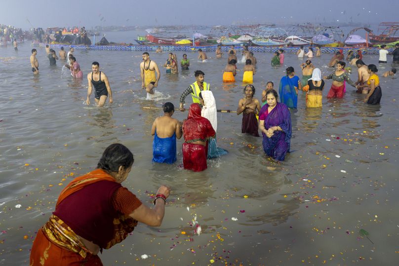 Hindu dindarlar, 45 gün süren Maha Kumbh festivalinin ilk gününde Ganj, Yamuna ve efsanevi Saraswati nehirlerinin birleştiği noktada yıkanıyor.