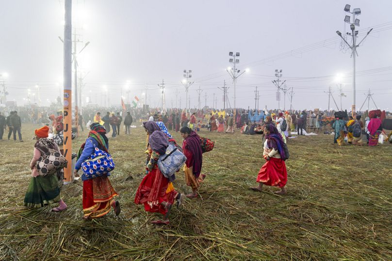 Hindu dindarlar, Ganj, Yamuna ve efsanevi Saraswati nehirlerinin birleştiği noktada yıkandıktan sonra ayrılıyor