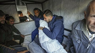 Mohammad Eid hält den Leichnam eines seiner drei Kinder, die am Samstag bei einem israelischen Luftangriff getötet wurden, Sonntag, 12. Januar 2025.