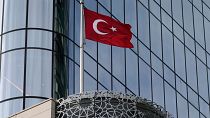 Η σημαία της Τουρκίας κυματίζει πάνω από το Γενικό Προξενείο της Τουρκίας στη Νέα Υόρκη, Παρασκευή, 17 Νοεμβρίου 2023