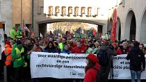 Circa 30.000 manifestanti sono scesi in piazza a Bruxelles lunedì 13 gennaio 2025 per protestare contro la proposta di riforma delle pensioni. 