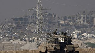 ARCHIVO - Soldados israelíes observan la Franja de Gaza desde un tanque, visto desde el sur de Israel, el viernes 19 de enero de 2024. (AP Photo/Maya Alleruzzo, Archivo)