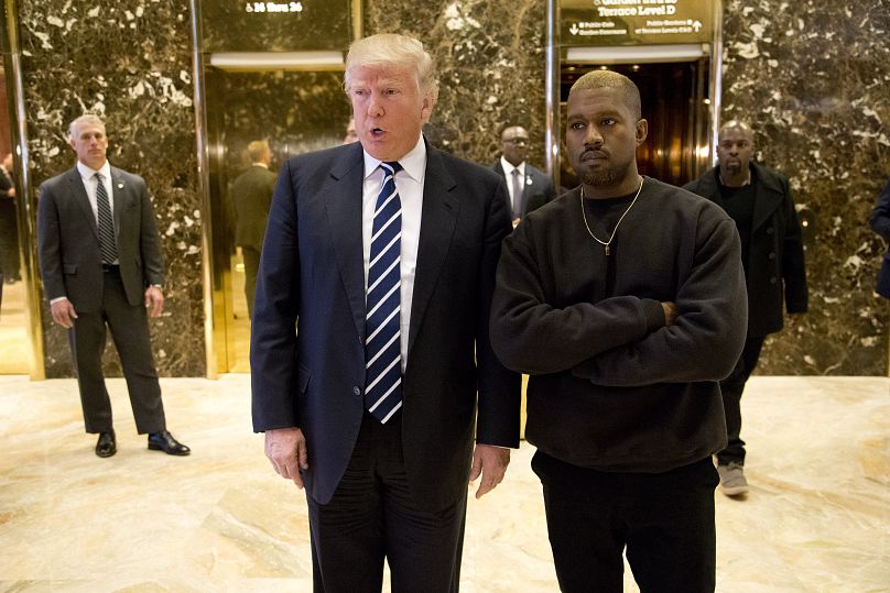 Donald Trump y Kanye West posan para una fotografía en el vestíbulo de la Torre Trump en Nueva York - Diciembre de 2016