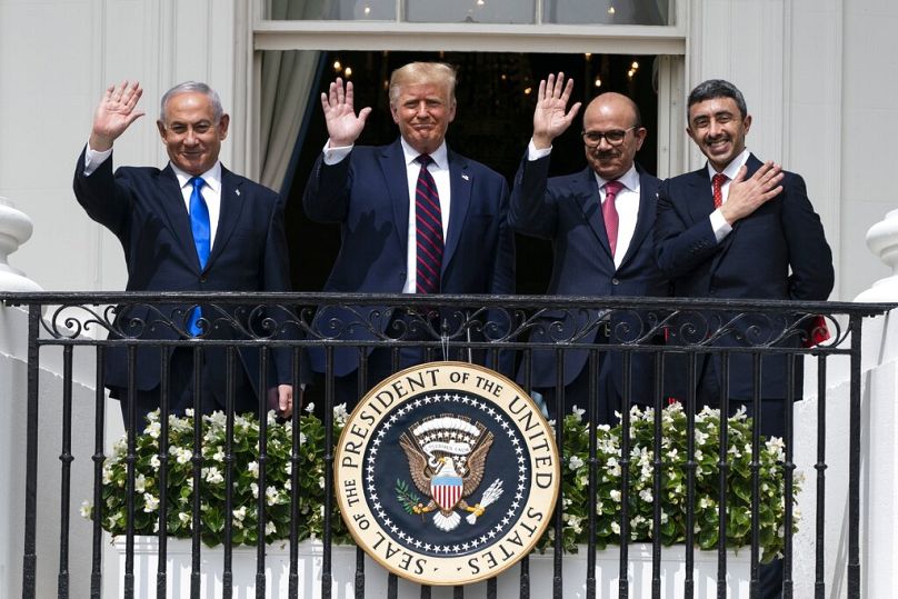 بنيامين نتنياهو ودونالد ترامب مع وزير خارجية البحرين خالد بن أحمد آل خليفة، ووزير خارجية الإمارات عبدالله بن زايد آل نهيان بعد توقيع اتفاقيات التطبيع في 15 سبتمبر/أيلول 2020.