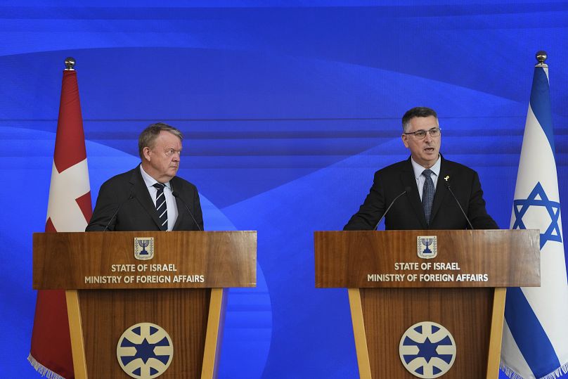 Le ministre israélien des Affaires étrangères Gideon Saar, à droite, et son homologue danois, Lars Lokke Rasmussen, s'adressent aux médias à Jérusalem le lundi 13 janvier 2025