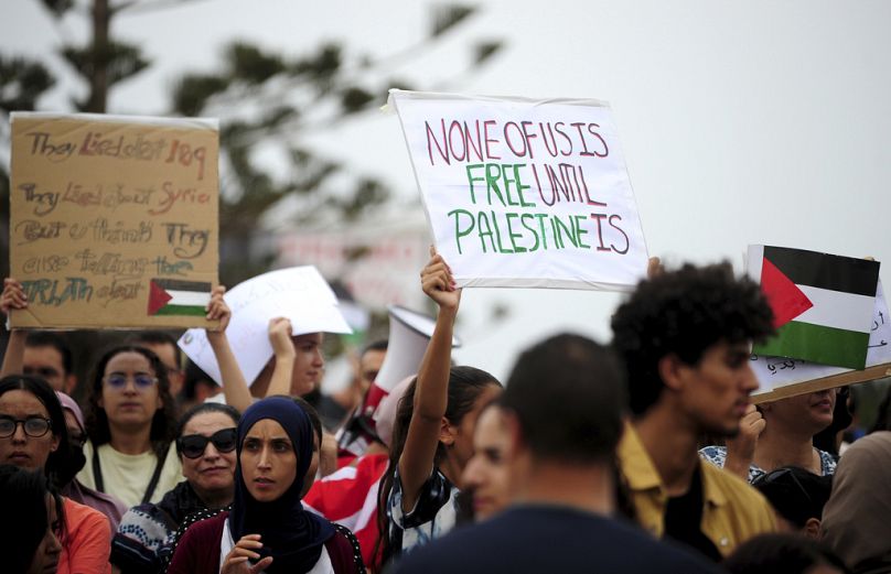 تونسيون يتظاهرون خلال مظاهرة تضامنية مع الشعب الفلسطيني في غزة، خارج السفارة الأمريكية، تونس العاصمة، الجمعة 20 أكتوبر/تشرين الأول 2023. 