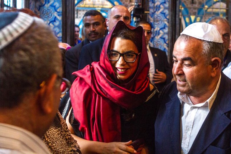 بيريز الطرابلسي، ممثل الجالية اليهودية في الغريبة (يمين)، ووزير السياحة التونسي آمال كربول، وسط، يزوران كنيس الغريبة في جربة، الأحد، 18 مايو، 2014