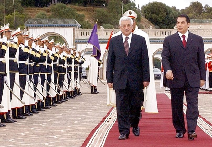  زين العابدين بن علي ومحمود عباس يستعرضان قواتهما قبل الجولة الثانية من محادثاتهما في تونس، الأربعاء، 31 مايو 2006. 