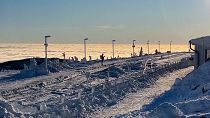 Escursionisti si godono una passeggiata mattutina nel paesaggio innevato della catena montuosa dell'Harz, nella Germania settentrionale