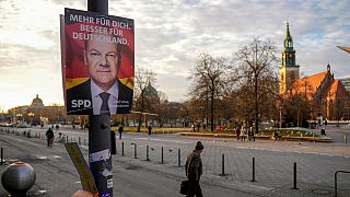 Un manifesto del Partito Socialdemocratico, SPD, per la campagna elettorale che mostra il Cancelliere Olaf Scholz e recita: "Più per voi. Meglio per la Germania" a Berlino, Germania, lunedì 13 gennaio.  