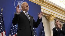 Joe Biden, accanto al Segretario di Stato Antony Blinken, prima di tenere un discorso sulla politica estera al Dipartimento di Stato, 13 gennaio 2025.