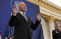 Joe Biden, accanto al Segretario di Stato Antony Blinken, prima di tenere un discorso sulla politica estera al Dipartimento di Stato, 13 gennaio 2025.